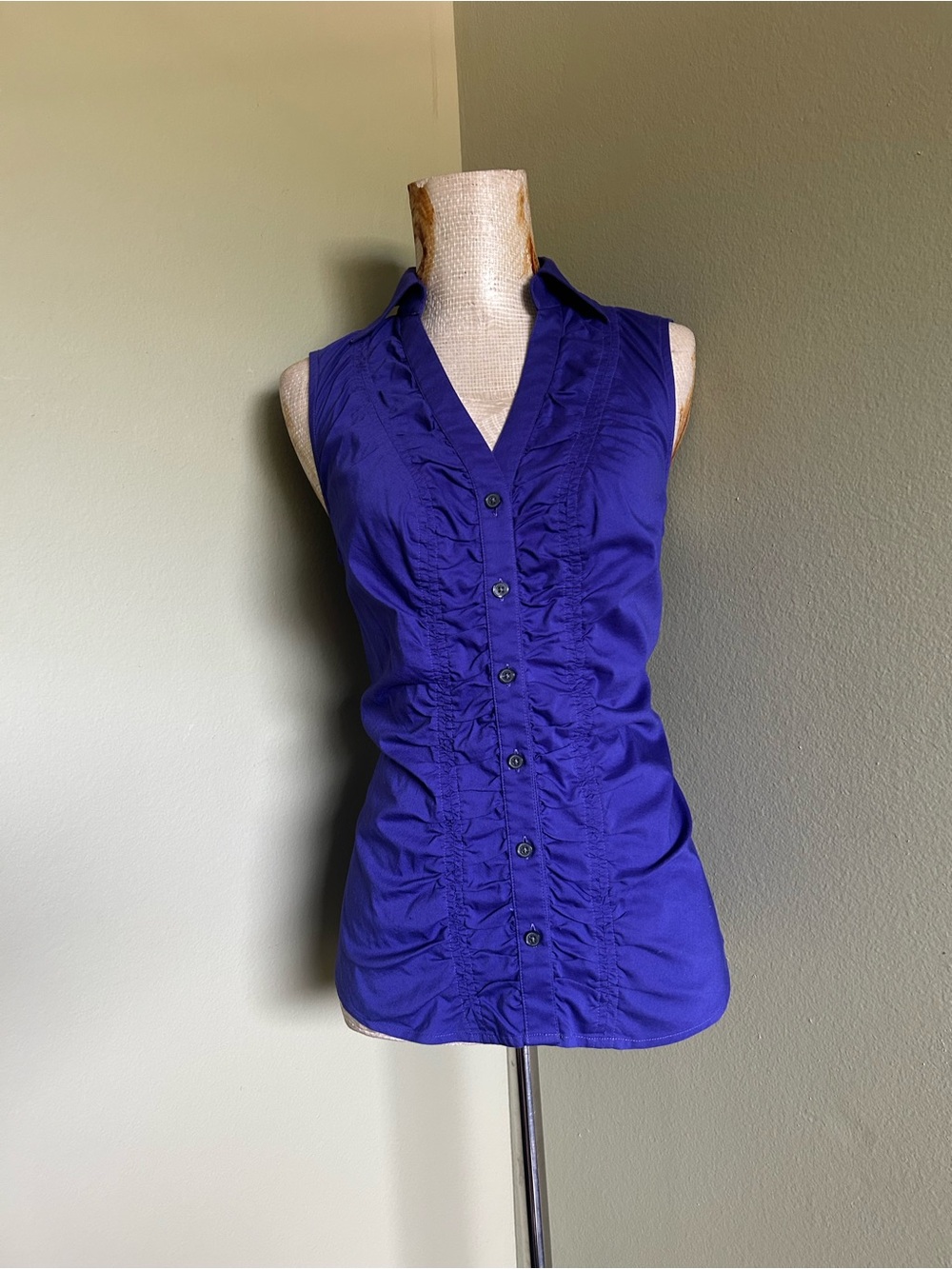 Express Design Studio Purple Sleeveless Ruched Front Detail Button-Down Top.